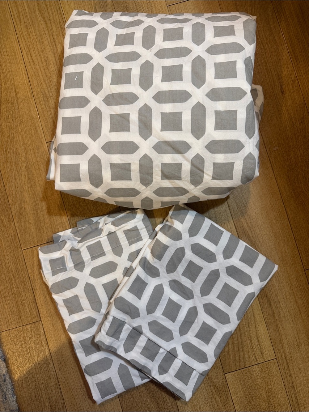 Pottery barn duvet cover set. Gray and White Geometric print. Cotton. New